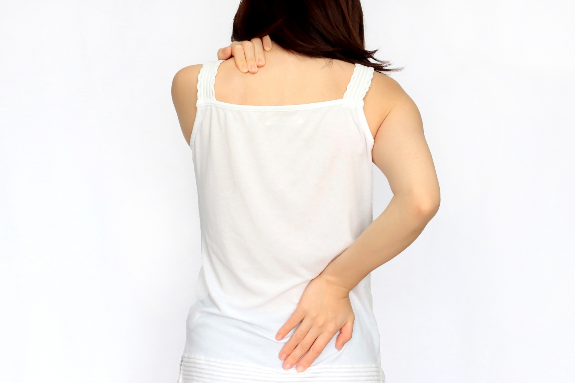 肩こりや腰痛で悩む女性