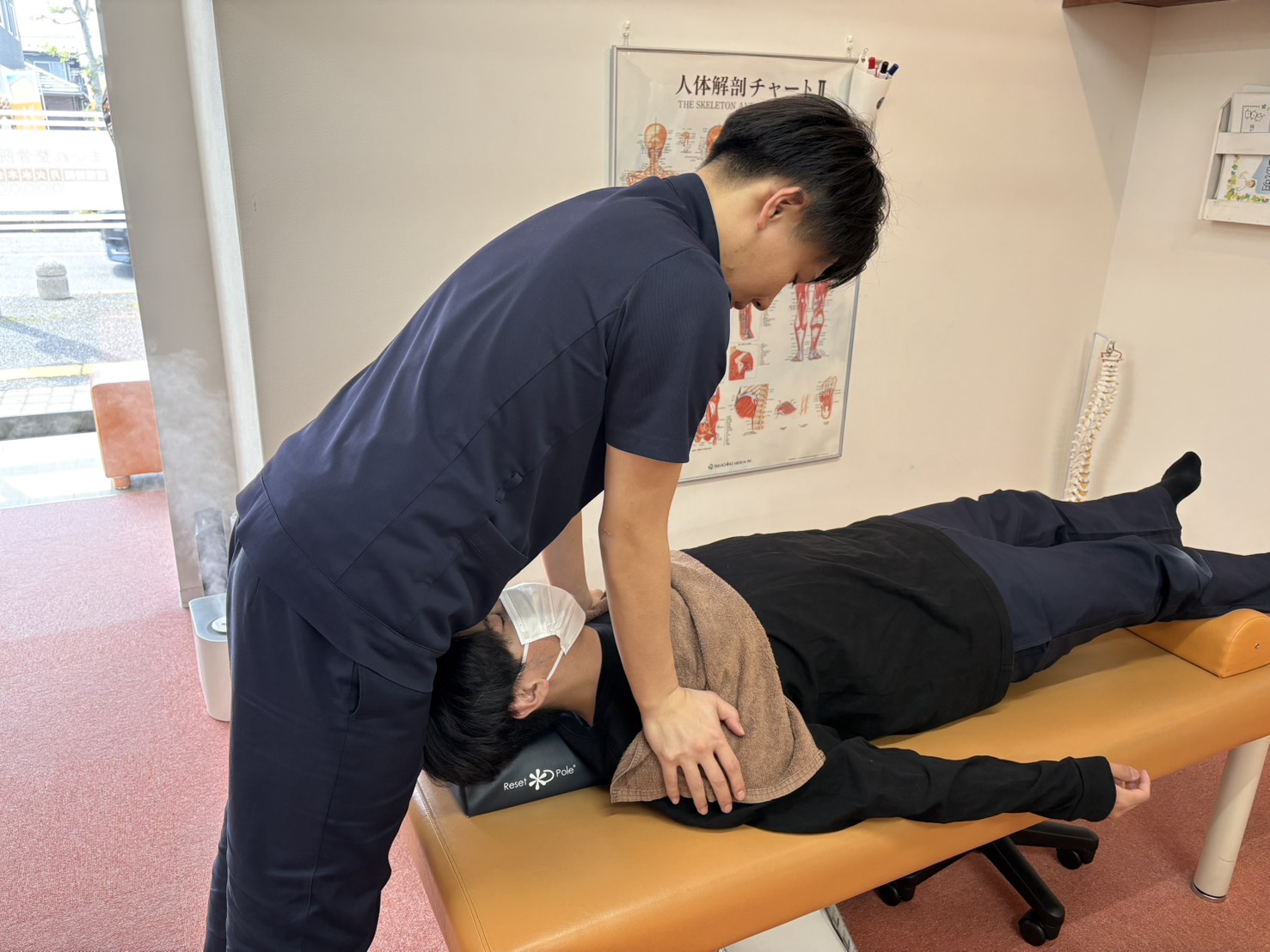猫背改善の施術風景|近江八幡市