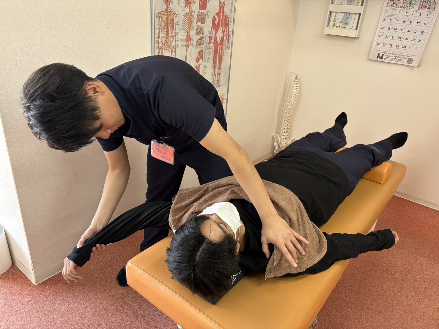 猫背矯正施術風景2|近江八幡市
