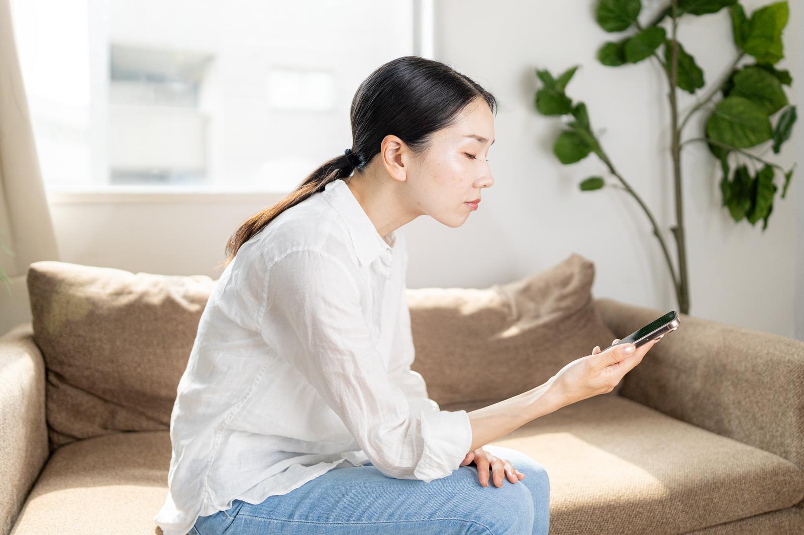 スマホ姿勢による猫背のイメージ|近江八幡市